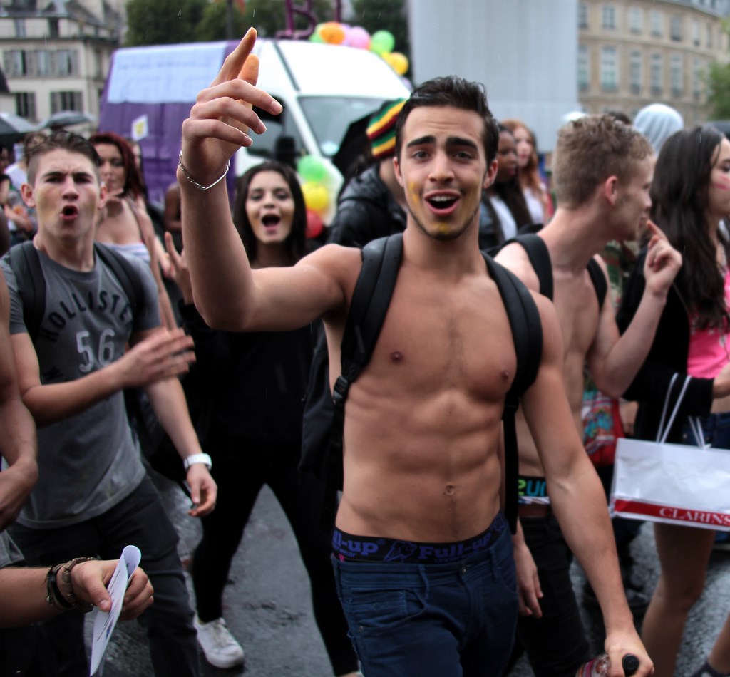 Homme torse nu abdominaux Gay Pride Paris 2014 fiertés lesbiennes gaies bi trans homophobie homosexuel