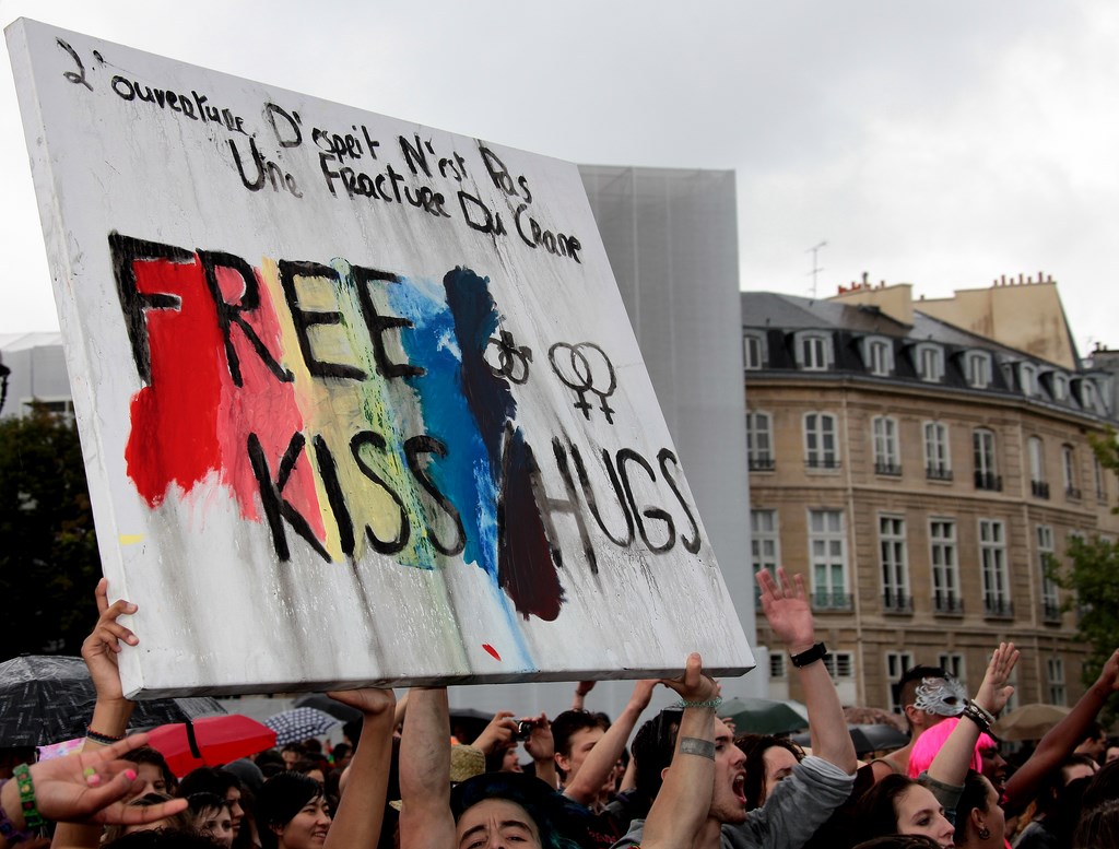 Free kiss hugs Gay pride 2014 Paris affiche slogan