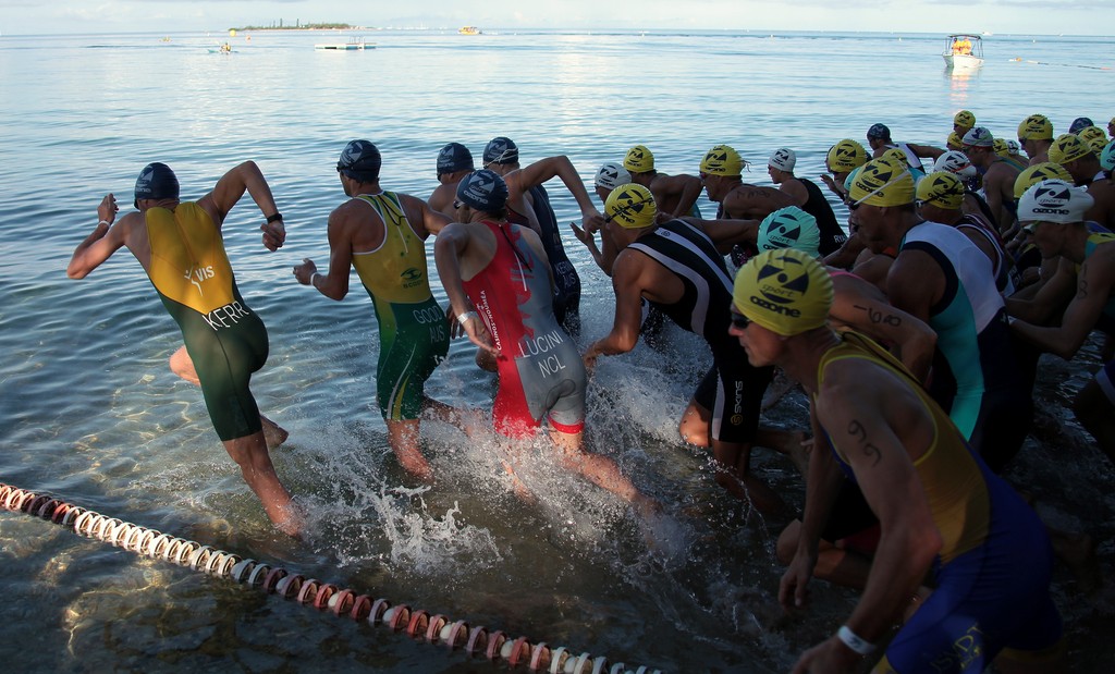 Départ épreuve natation Anse Vata Catégore élite Triathlon Nouméa Nouvelle-Calédonie