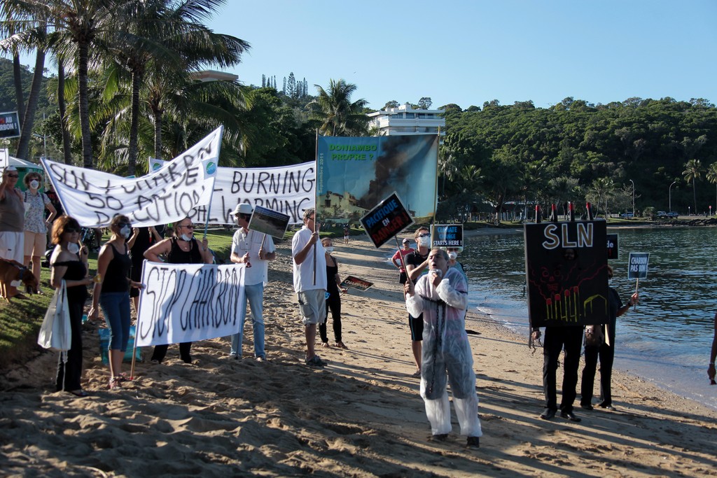 Manifestants Ensemble pour la planète bilan carbone de la Nouvelle-Calédonie Charbon SLN
