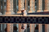 Reflet d'un photographe mosquée Sheikh Zayed Abou Dabi Émirats Arabes Unis