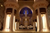 les aménagements intérieurs de la mosquée Sheikh Zayed s'inspirent du monde musulman dans son ensemble, de l'Inde au Maroc en passant par le Pakistan et l'Algérie