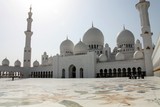 Couleurs vibrantes de blanc et d'or, scintillant au soleil mosquée Sheikh Zayed Abou Dabi Émirats Arabes Unis
