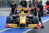 Renault F1 team mecanicians Abu Dhabi grand prix United Arab Emirates