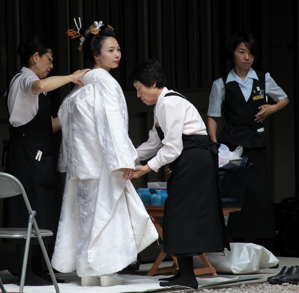 Kimono de soie préparation de la marié Traditional wedding ceremony Shinto-style shiromuku Tokyo Japon 神前式