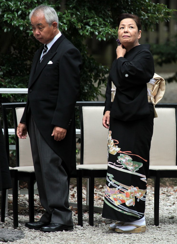 Vieux couple en kimono et smoking queue de pie nakoudo black formal suit Tokyo Japan 神前式