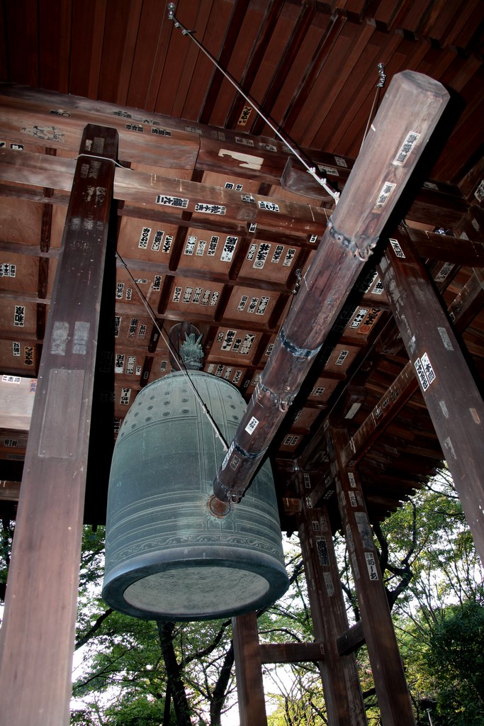 Cloche sanctuaire bouddhiste shinto bell shrine Tokyo Japan 鐘楼