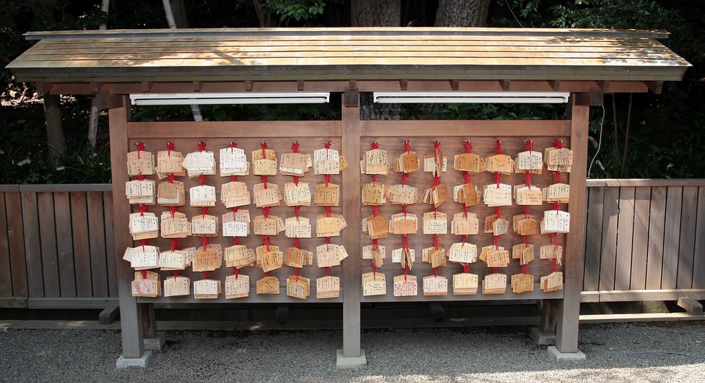 plaque en bois contenant des prières ou des vœux Ema 絵馬  temple shinto Edo portique  Japon Tokyo