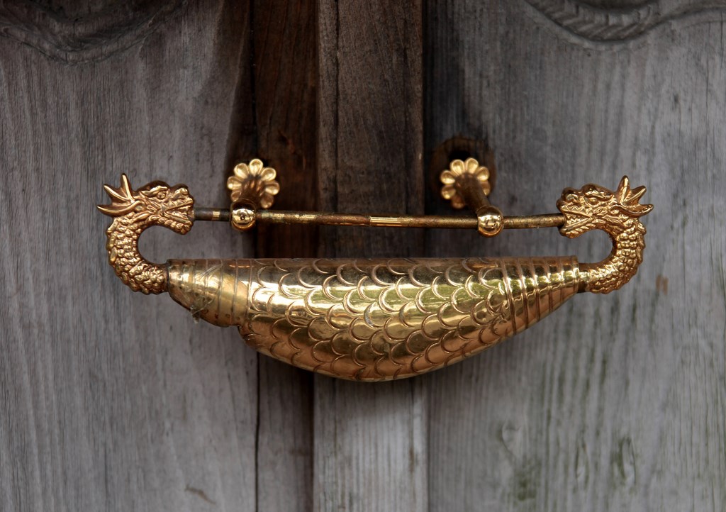 Petit cadenas doré double têtes de dragon sur un sanctuaire shinto miniature Culture Japon Tokyo