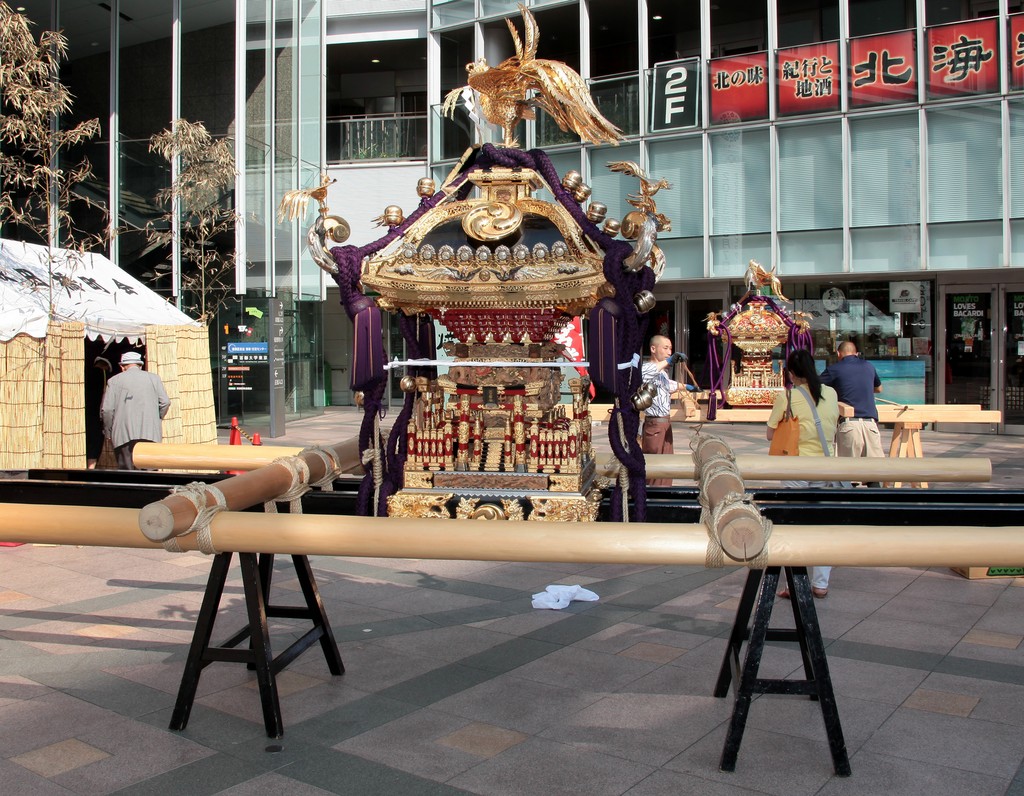 Mikoshi rituel shintoïste châsse portable fidèle Tokyo Japon quartier 神輿 