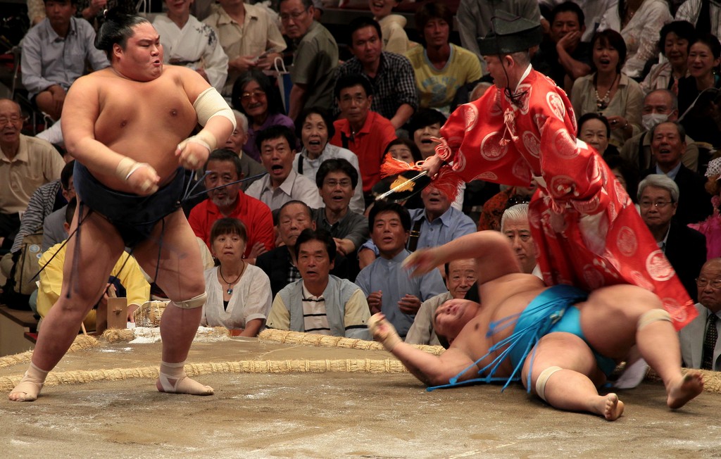 Sumo combat violence projection chute Tokyo Japon