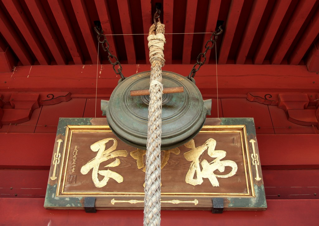 Cloche bronze entrée temple shinto Tokyo Japon prière pour appeler un dieu kami
