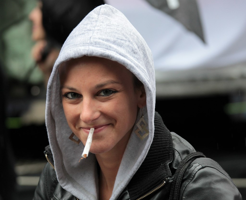 Jeune femme qui fume une cigarette roulée Lake Parade festival Techno
