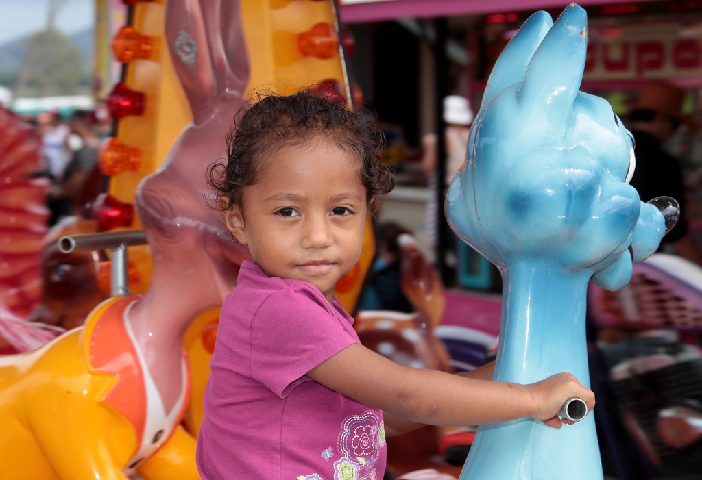 Petite fille sur un manège Fête de Boulouparis 2015 Nouvelle-Calédonie