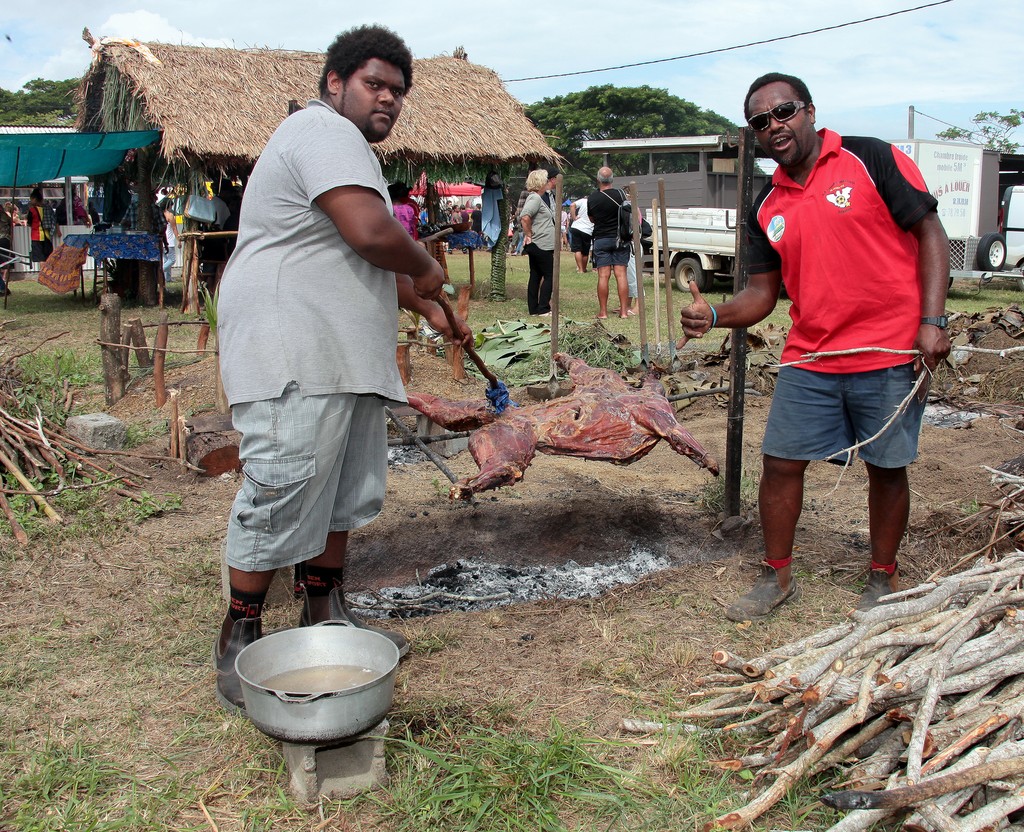 Cuisinier Kanak cerf entier à la broche Fête de Boulouparis 2015 Nouvelle-Calédonie