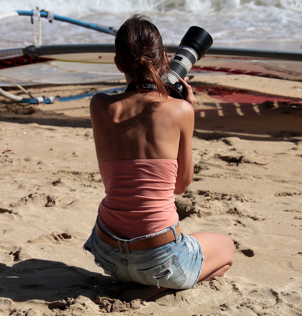 Canon 5d mark II photographie jeune et jolie femme photographe sur une plage