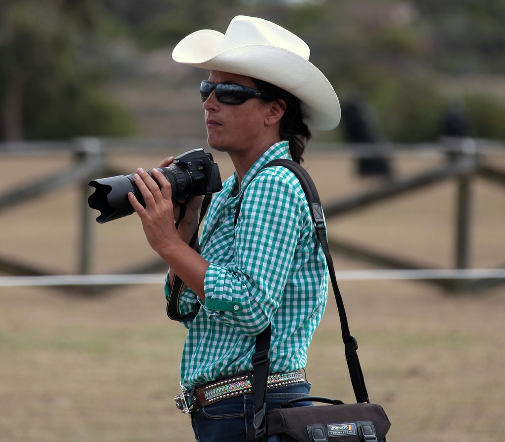 Jolie jeune femme style western appareil photo Nikon D3200 Foire de Koumac et du Nord 2016 Nouvelle-Calédonie