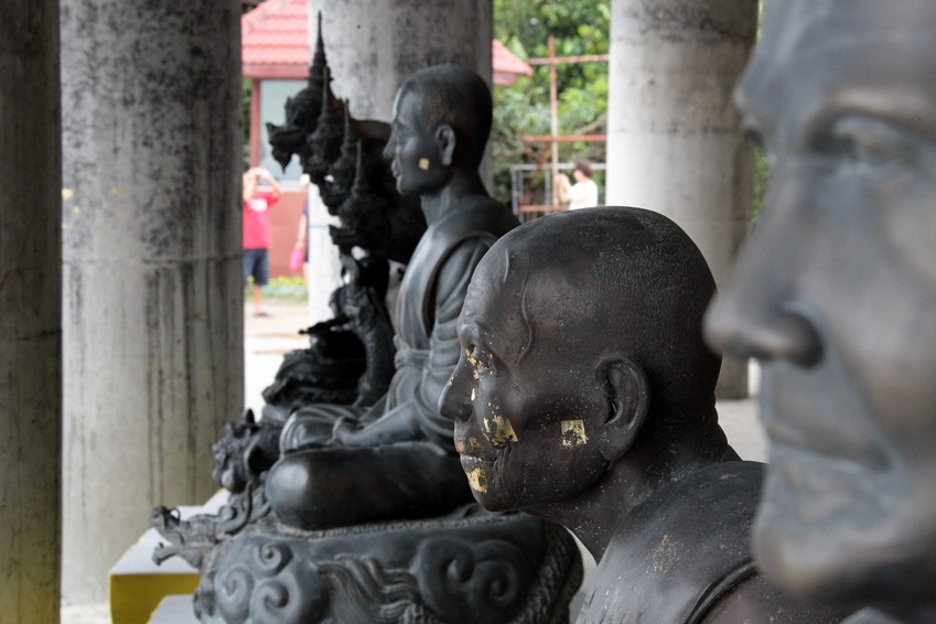 Statues en bonze Phuket Thailande