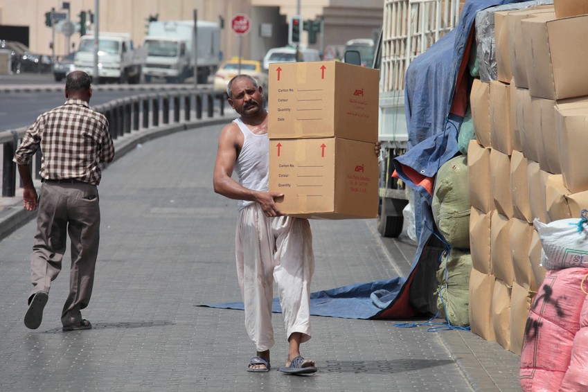 Homme transportant des cartons dans le port de Dubai Emirats Arabes Unis homme dans la ville