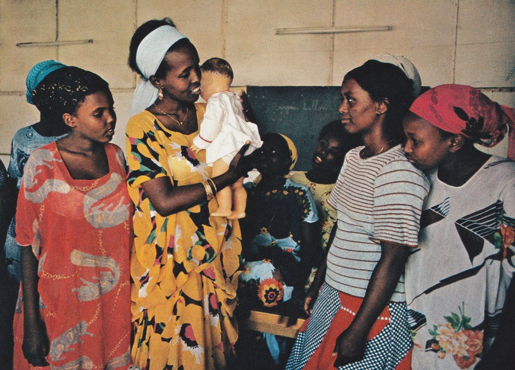 ​National Geographic October 1978 Djibouti Natinon women child care