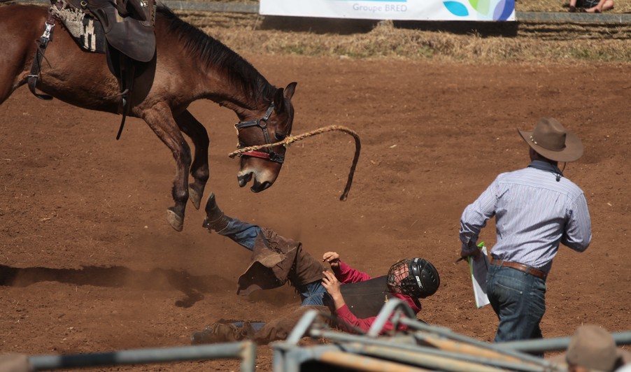 Rodeoman a terre cheval qui rue Foire de Bourail 2012 Nouvelle-Calédonie