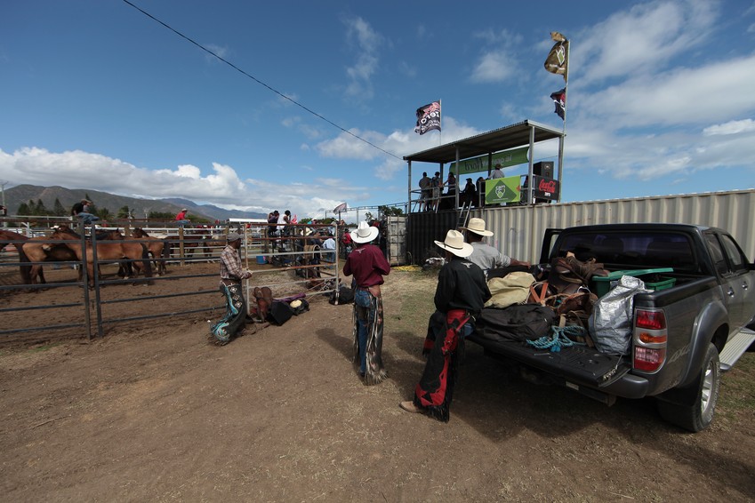 arène de rodeo et cowboy attendant leur tour koumac foire agricole stokcman new caledonia