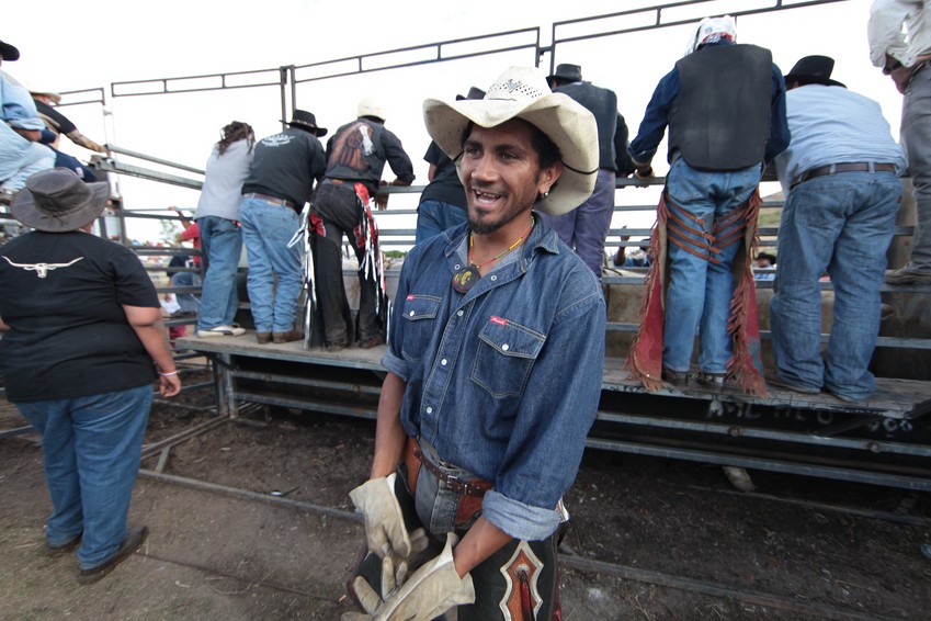 rodeo man avec le sourire chapeau de cowboy nouvelle caledonie cuir de bête bétail et chevaux