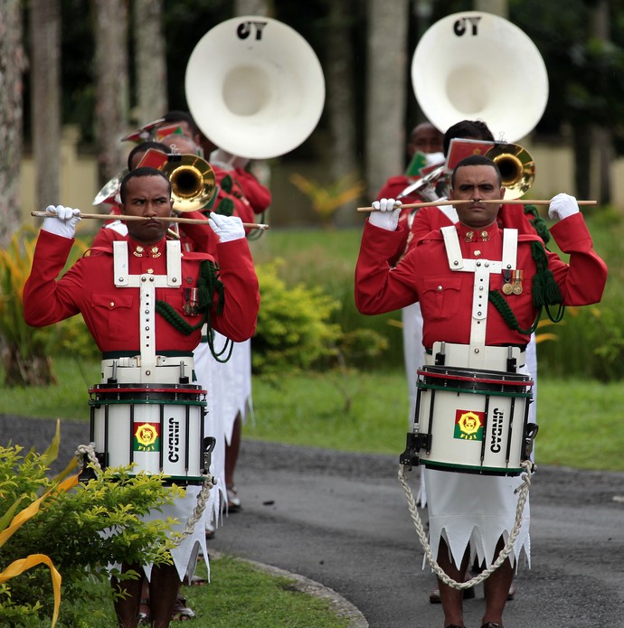 Republic Fiji military forces band fanfare tambour uniforme rouge fidji 