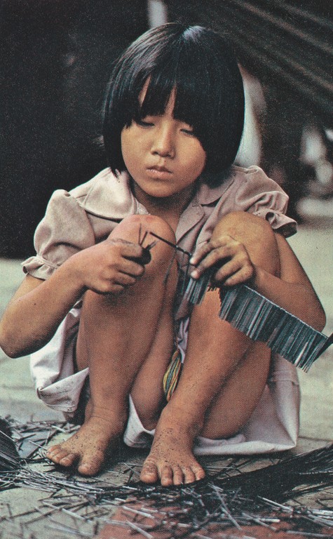 National Geographic Nov 1979 Young girl Asiatic Hong Kong refugee