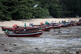 Long-tail boat watercraft beach tourist atraction bateau longue queue sur la plage Thailand Phuket embarcation traditionelle 