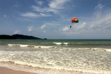 Parachute ascensionnel activité touristique Parasailing parascending parakiting recreational sport Patong Beach Thailand Puket adventure