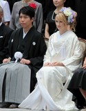 Couple mixte 神前式 mariage traditionnel Japaonais parc Yoyogi Tokyo 東京 Japon