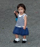 Petite fille en robe Parc Tokyo Baisse natalité déclin naturel population Japon