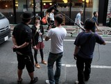 Medias Equipe tournage Interview dans la rue Tokyo Japon
