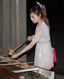 Jeune Japonaise pratiquant cérémonie de purification Harae 祓 Temple Meiji Jingu Tokyo Japon
