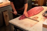 Maître forgeron fabrication couteaux à poisson Katana Tsukuji long sabre decoupe Tokyo Japon (東京都中央卸売市場 Tōkyō-to Chūō Oroshiuri Shijō