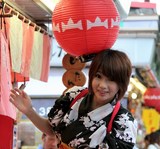 Tokyo jolie jeune femme en kimono sourire rue commerçante Nakamise Quartier d'Asakusa 浅草
