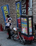 Maid Café femme tenue soubrette Cosplay quartier Shinjuku Tokyo