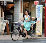 Femme et enfant vélo à assistance électrique Tokyo Japon famille Japan familly electric bike