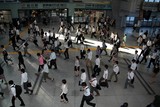 Gare de Shinagaw Tokyo passagers foule et population train métro Japon