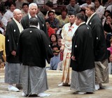 Shinpan 審判 arbitre juge mono-ii combat sumo Tokyo Japon