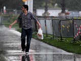 Homme qui marche sous la pluie Lake Parade Geneva 2014