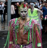 Homme déguisement monstre vert Shrek Lake Parade Suisse Genève