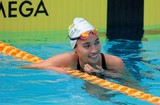 Jeune nageuse qui sourit piscine Cercle Nageur Calédonien Nouméa Nouvelle-Calédonie