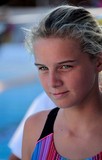 Jeune fille nageuse natation regard bleu outremer Nouméa Nouvelle-Calédonie
