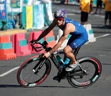 Triathlon International de Nouméa 2014 cycliste en virage vainqueur de l'épreuve