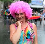 femme peruque rose Gay Pride Paris 2014 fiertés lesbiennes gaies bi trans homophobie homosexuel