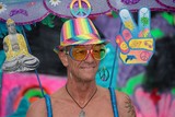 Déguisement hippie homme couleurs pailettes expressions artistiques du psychédélisme Carnaval de Nouméa Nouvelle-Calédonie