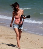 Sexy girl with Canon 5D lens camera walk on the beach 精機光学研究所