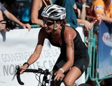 Triathlete femme catégorie équipe avec le sourire Triathlon international Nouméa Nouvelle-Calédonie